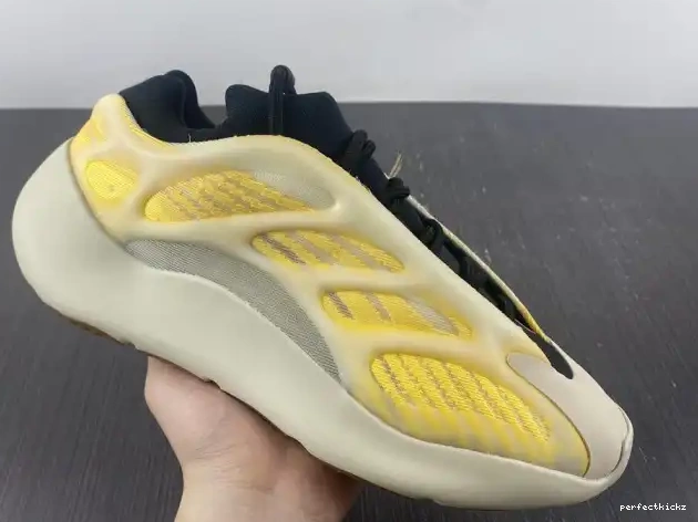 Safflower V3 700 HP5425 Mono Yeezy Adidas 0501